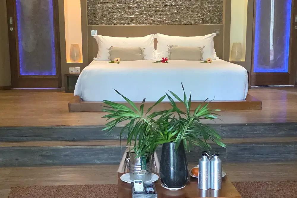 Hochzeits-Suite auf La Digue, Seychellen: Romantischer Rückzugsort, dekoriertes Bett, tropisches Ambiente.