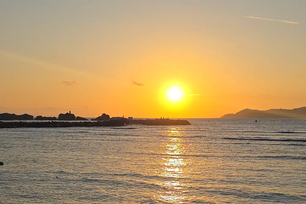Sonnenuntergang auf La Digue, Seychellen - Romantische Kulisse unserer Hochzeitserfahrung am Strand.