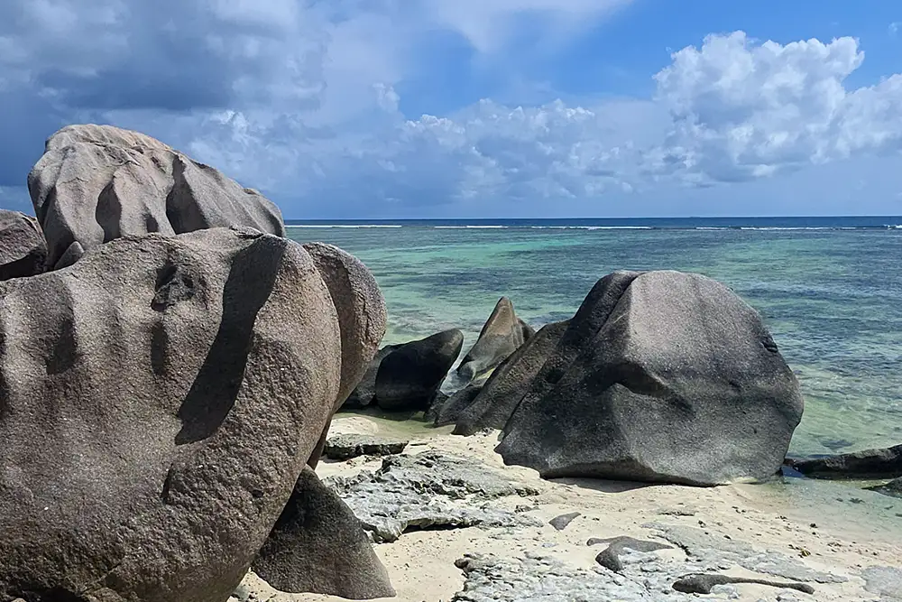 Traumhafte Felsenlandschaft auf La Digue, Seychellen: Einzigartige Kulisse für unsere Hochzeit am Strand erleben.